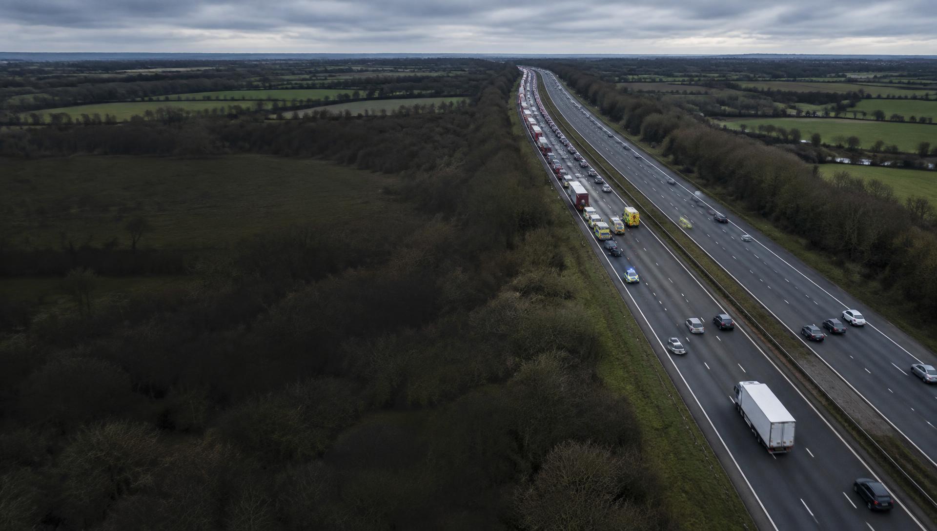 Ilustracyjny widok brytyjskiej autostrady z zabezpieczoną sceną wypadku w oddali